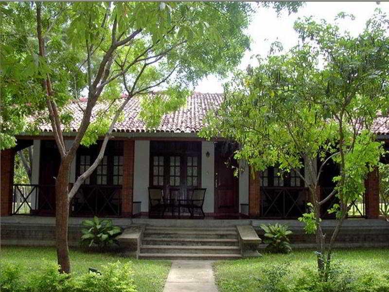 Palm Garden Village Hotel Anuradhapura Exterior foto